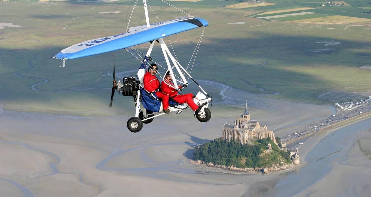 Gite Baie Bonheur Genêts エクステリア 写真